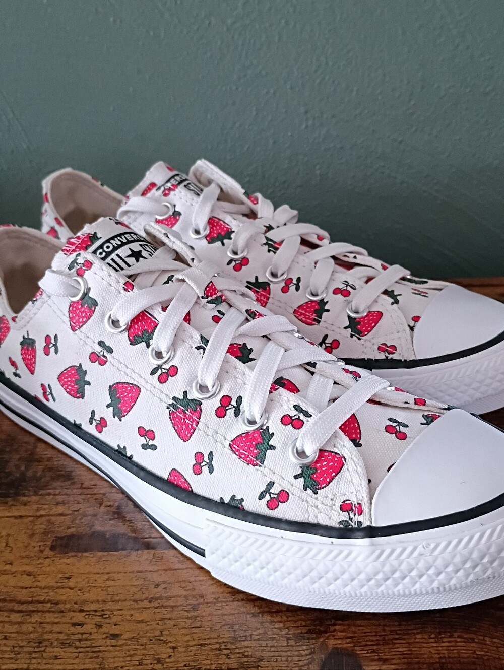 Converse All Star Low Top Chucks Womens 7.5/Youth Kids 6 Strawberry Sneaker Shoe